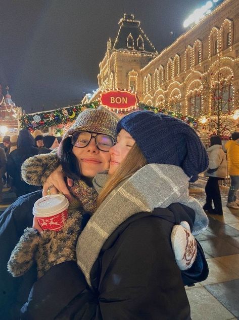 Christmas Market Pictures Ideas, Christmas Markets Outfit, Christmas Market Pictures, Bff Christmas Pictures, Christmas Market Photo Ideas, Christmas Towns To Visit, Best Christmas Destinations, Christmas Abroad, Places To Visit In December