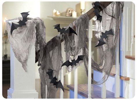 Best Halloween decorations! - UK Mums TV Halloween Bats Diy, Halloween Chic, Creepy Creatures, Halloween Party Decor Diy, Hallowen Ideas, Halloween Fest, Casa Halloween, Halloween Room Decor, Halloween House Party