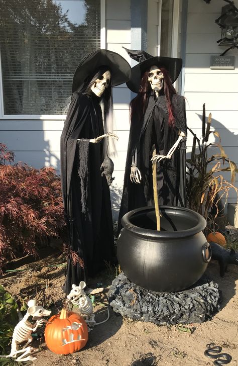 Dressed up the skeletons! Outdoor Skeleton, Halloween Garden Decorations, Dulceros Halloween, Scary Halloween Decorations Outdoor, Halloween Diy Outdoor, Halloween Outside, Halloween Decor Diy, Casa Halloween, Scary Witch