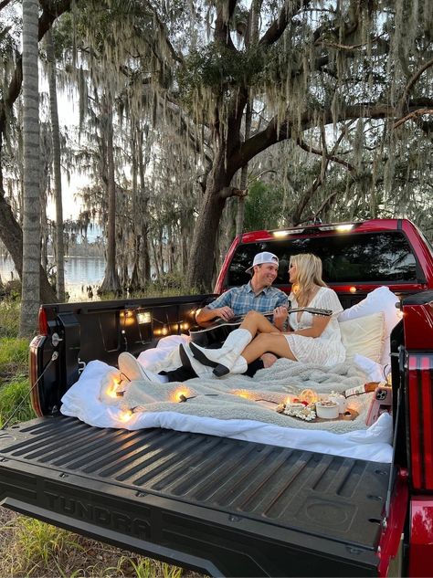 Noah Schnacky, Truck Bed Date, Country Couple Pictures, Country Dates, Country Relationship Goals, Country Relationships, Cute Country Couples, Dream Dates, Romantic Date Night Ideas