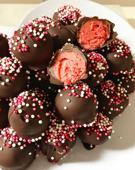 Videos Of Dogs, Spanish Hot Chocolate, Chocolate Covered Strawberry Recipe, Chocolate Candy Recipes, Covered Strawberry, Strawberry Powder, Chocolate Covered Strawberry, Cream Candy, Candy Truffles