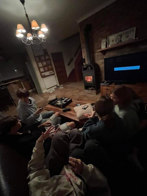 Group Movie Night Aesthetic, Group Date Aesthetic, Watching Movies With Friends Aesthetic, Friends Bonding Aesthetic, Video Games With Friends Aesthetic, All Nighter Aesthetic Friends, Streamer Boyfriend Aesthetic, A Group Of Friends Aesthetic, Movie Nights With Friends