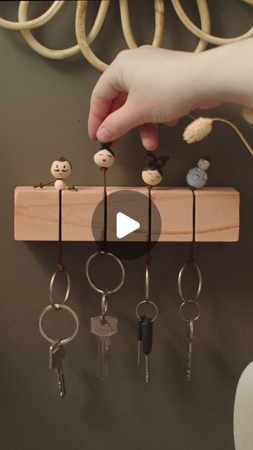 Diy Key Holder Ideas Creative, Key Holder Diy, Key Crafts, Wooden Key Holder, Key Storage, Diy Rug, Key Hooks, Diy Creative, Wood Glass