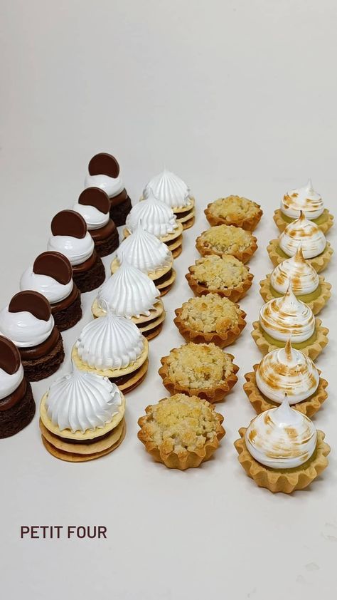 Petit Fours Decorations, Mini Pastelitos, Tart Flavors, Cupcake Factory, Dulce Candy, Kinds Of Pie, Mini Torte, Tart Dessert, 200 Followers