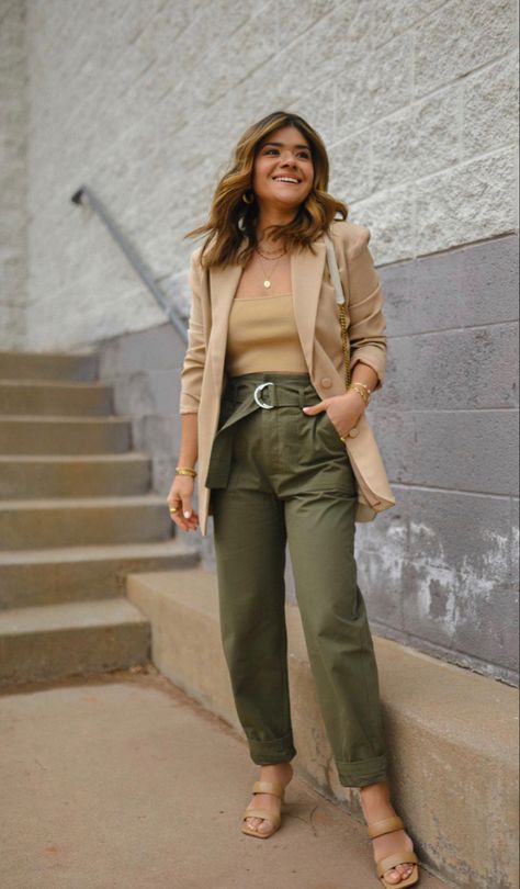 Olive Pantalon Outfit, Olive Slacks Outfit Women, Green Army Pants Outfit, Khaki Outfits For Women, Military Style Olive Workwear Bottoms, Fall Military Style Green Blazer, Spring Military Style Khaki Blazer, Outfit Pantalon Militar, Olive Pants Outfit