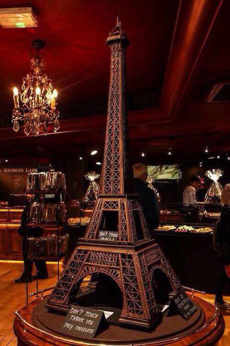 Eiffel tower made out of chocolate Chocolate Showpiece Ideas, Sugar Addict, Chocolate Showpiece, Chocolate Sculpture, Chocolate Sculptures, Chocolate Work, Chocolate Pictures, Food Sculpture, Chocolate Dreams