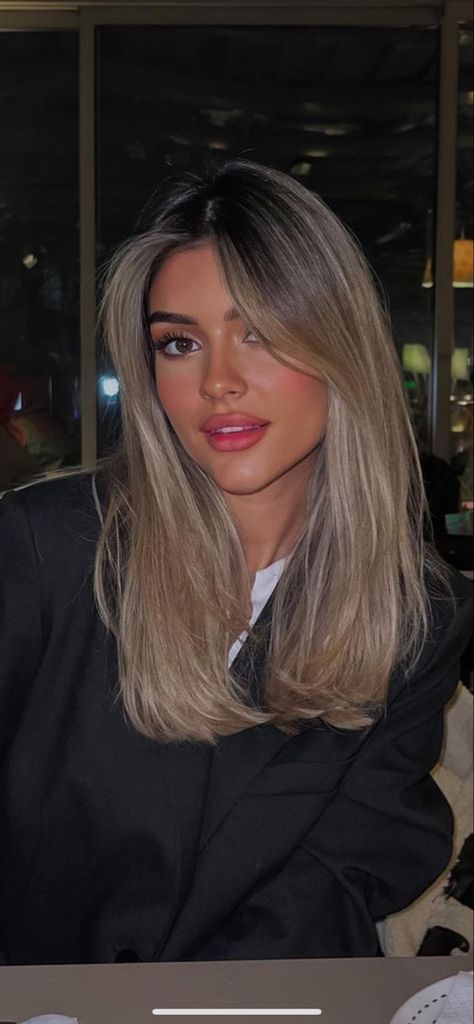 Blonde Hair Black Roots Balayage, Black Eyes Blonde Hair, Black To Blonde Transition, Dark Brown Eyes Blonde Hair, Blonde With Dark Brown Roots, Dark Blonde Dark Roots, Blonde Hair With Black Eyebrows, Blonde Hair Brunette Roots, Brown Hair With Blonde Highlights Curtain Bangs