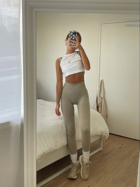 Pilates Outfit Summer, Pilates Clothes Outfit Workout Wear, Pilates Workout Outfit, Yoga Aesthetic Outfit, Pilates Outfit Style, Pilates Aesthetic Outfits, Pilates Outfit Aesthetic, Gymwear Aesthetic, Athleisure Fits