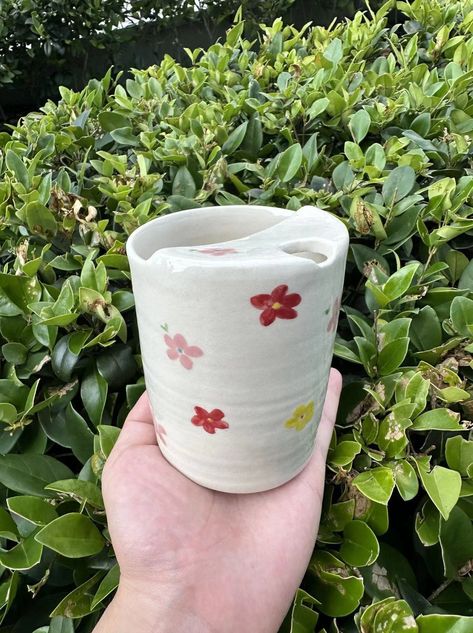 Handmade Materials: Ceramic PREORDER: Flowers Handmade Ceramic Travel Mug,Daisy Ceramic To Go Cup,Travel Tumbler Cup, Daisy keep Cup,Travel Mug,Birthday Gift 🌸all mugs are about 10-12 oz capacity, but i can make larger or smaller Each ceramic piece is unique and carefully processed. 🎨💕 This special cup is made of high-quality ceramic material, which has visual appeal and durability for many years. 🏺 Although it is recommended to wash hands, it is safe to come into contact with food. 🧼🍽 Eac Keep Cup, To Go Cup, Ceramic Travel Mug, Wheel Throwing, Handmade Cups, Ceramic Tumbler, Clay Mugs, Ceramics Ideas Pottery, Travel Tumbler