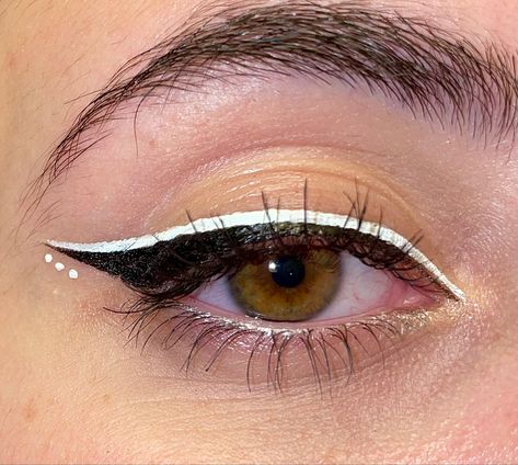 2 Colored Eyeliner, Fun Liner Makeup, Easy Creative Eyeliner Looks, Simple White Graphic Liner, Fun Eyeliner Black, Fun Easy Eyeliner, Colored Eyeliner Ideas, Simple Colored Eyeliner, Black And Silver Eyeliner