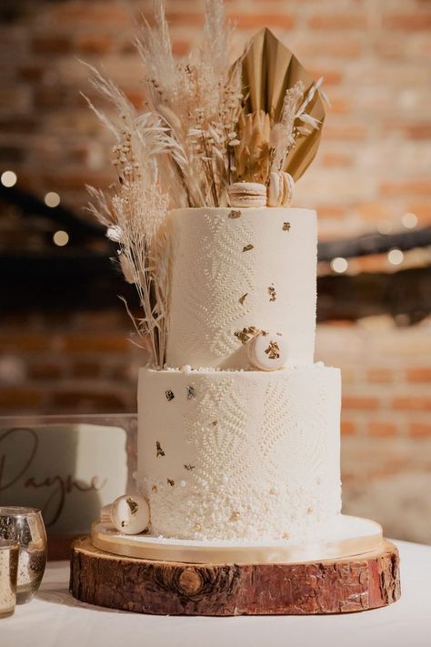 Beautiful Ivory Wedding Cake with Dried Grass and Flower Decor Grass Cake, Ivory Wedding Cake, Fishtail Wedding Dress, Boho Wedding Cake, Boho Cake, Classic Wedding Cake, Dream Wedding Cake, Vevey, Grass Wedding