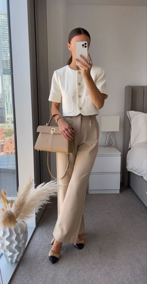 Cream And Black Flats Outfit, Conference Outfit, Elegantes Business Outfit, Business Professional Outfits, Lawyer Outfit, Corporate Attire, Stylish Work Attire, Chique Outfits, Professional Outfits Women