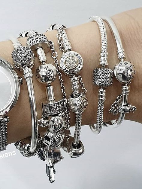 Pandora Bracelet Charms Ideas, Xo Jewelry, Pandora Bracelet Designs, Pandora Jewelry Charms, Dope Jewelry Accessories, Pandora Bracelet Charms, Jewelry Fashion Trends, Classy Jewelry, Pretty Bracelets