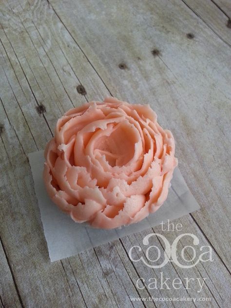 Buttercream peony tutorial Buttercream Peony, Baking Tricks, Peony Tutorial, Buttercream Flowers Tutorial, Stencil Cake, Frosting Flowers, Swiss Buttercream, Piping Flowers, Frosting Techniques