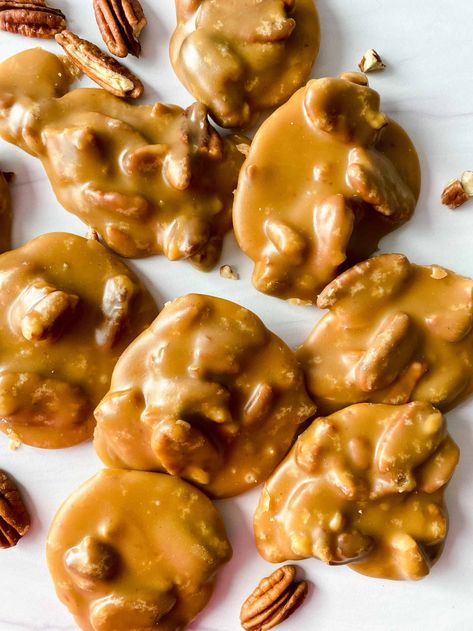 Pecan Praline Recipe, Southern Pecan Pralines, Praline Candy, Candied Pecans Recipe, Praline Recipe, Pecan Praline, Mardi Gras Food, Caramel Fudge, Clam Recipes