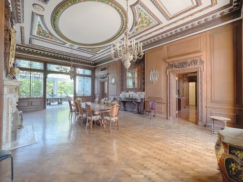 A Mansion Featured in Taylor Swift’s “Blank Space” Music Video Is Headed to Auction | Architectural Digest Oheka Castle, Marble Staircase, Glen Cove, Space Music, Mansion Designs, A Mansion, Historic Mansion, Tower Building, Beach Road