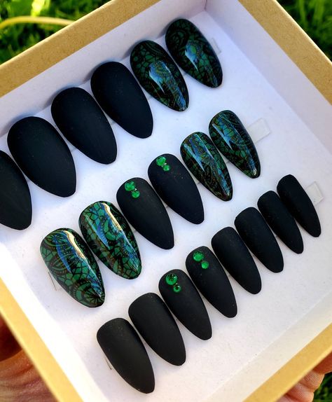 Nails With Green Rhinestones, Black Nails With Green, Nails For 15, Ongles Goth, Nail Art Noir, Nails With Green, Green Press On Nails, Black Ombre Nails, Faux Nails