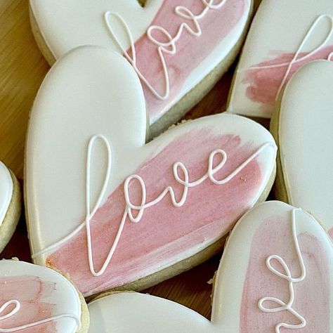 Heart Shaped Royal Icing Cookies, Bow Tie Cookies Decorated, Cutout Cookie Frosting, Sugar Cookie Designs Valentines Day, Circle Sugar Cookies Decorated, Royal Cookies Ideas, Royal Icing Cookies Designs Simple, Cookie Decorating Wedding, Wedding Heart Cookies