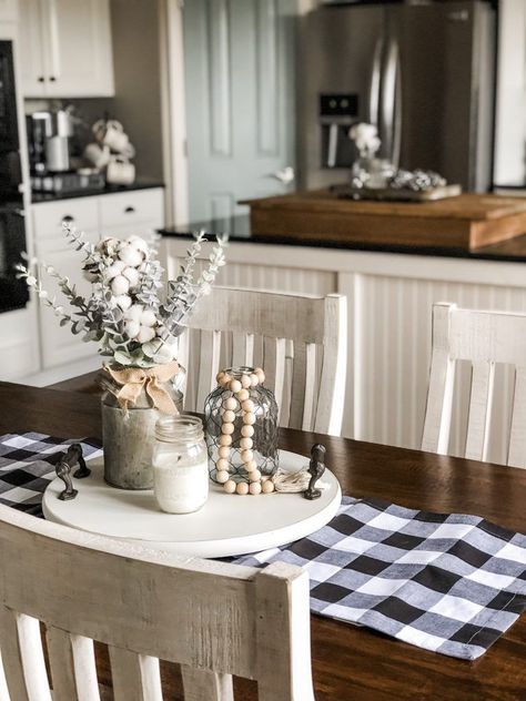 Classic Farmhouse Kitchen, Case In Stile Country, Farmhouse Kitchen Table, Farmhouse Kitchen Tables, Farmhouse Side Table, Classic Farmhouse, Kitchen Table Decor, Classic Kitchen, Kitchen Decorating