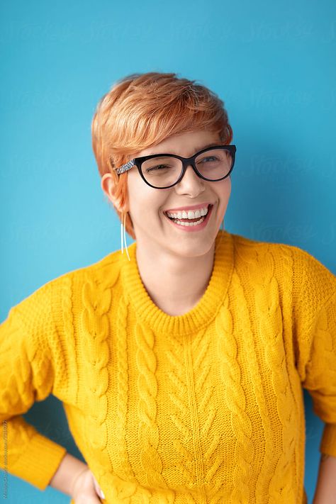 Blue Background Photoshoot, Colorful Headshots, Business Portraits Woman, Studio Headshots, Woman Smiling, Light Portrait, Nature Light, Headshot Poses, Headshots Women