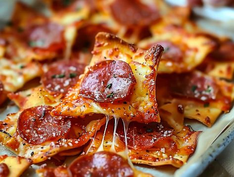 2 INGREDIENT PIZZA CHIPS Appetizer Recipes With Pepperoni, Homemade Pizza Chips, 2 Ingredient Pizza Chips, Pizza Dippers Recipe, Things To Make With Pepperoni, Pizza Appetizer Recipes, Pizza Chips Recipe, Pepperoni Appetizers Easy, Mini Pepperoni Recipes