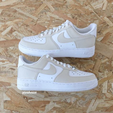 Nike Air Force Beige, Nike Air Force 1 Custom, Basket Nike, Beige Sneakers, Nike Air Force One, Preppy Shoes, Pretty Shoes Sneakers, How To Store Shoes, Air Force 1 Custom