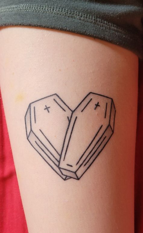 two coffins overlapping to create a heart shape Cute Alternative Tattoos, Spooky Love Tattoo, Alternative Couples Tattoos, Simple Alt Tats, Small Tattoos Alternative, Vampire Goth Tattoo, Coffin Heart Tattoo, Tiny Coffin Tattoo, Goth Love Tattoo