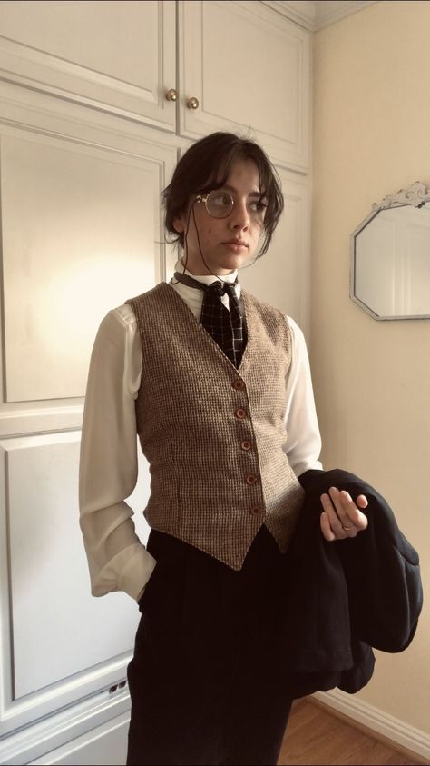 Business Professional Outfits Aesthetic, Whimsical Academia Outfits, Archivist Aesthetic Outfit, Tomboy Suits For Women, Narrator Outfit, Poet Aesthetic Outfits, Pretty Outfits Aesthetic, Dark Academia Suit, Old Fashion Outfits