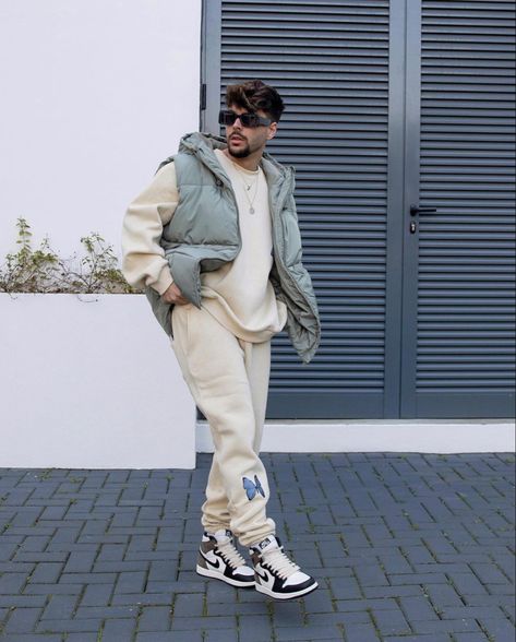 Stylish Sneakers Outfit, Roddy Ricch, Sneakers Outfit Men, Nike Off White, Men Street Fashion, Tracksuit Outfit, Trendy Boy Outfits, Jordan Outfits, Mens Trendy Outfits