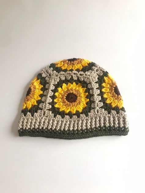 Crochet Square Beanie, Crochet Flower Beanie, Sunflower Hat Crochet, Crochet Granny Square Beanie, Crochet Granny Square Hat, Granny Square Beanie, Flower Granny Square Pattern, Square Beanie, Square Hat