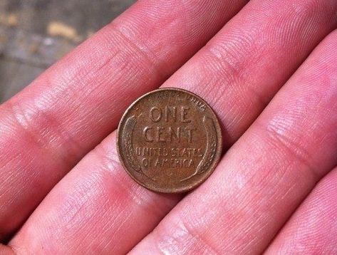 Copper pennies are valuable. (They're worth more than face value.) Here's a list of the copper pennies you should be looking for, and their current value. 1943 Penny, Copper Pennies, Old Coins Value, Rare Pennies, Wheat Pennies, Valuable Pennies, Coin Dealers, Money Collection, Old Coins Worth Money