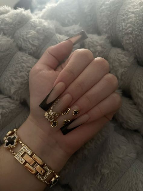 Black And Gold Nail Inspo Acrylic, Black And Gold Bling Nails, Nails For 18th Birthday, Van Cleef Nails, 18th Bday Nails, Hood Nails, 18th Birthday Nails, Black Ponytail, 18th Bday