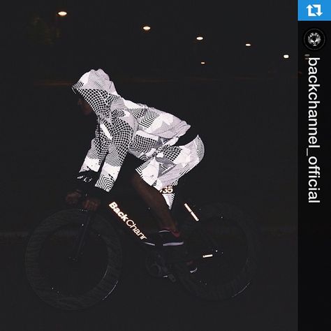 #Repost @backchannel_official ・・・ 「Night time cycling in Tokyo」#backchannel #felipepantone #ultradynamism #japan #tokyo #madeinjapan #reflector #reflection Reflective Sportswear, Reflective Clothes, Smart Clothing, Sportswear Details, Smart Materials, Swag Men, Adidas Eqt, Cycling Kit, Smart Outfit