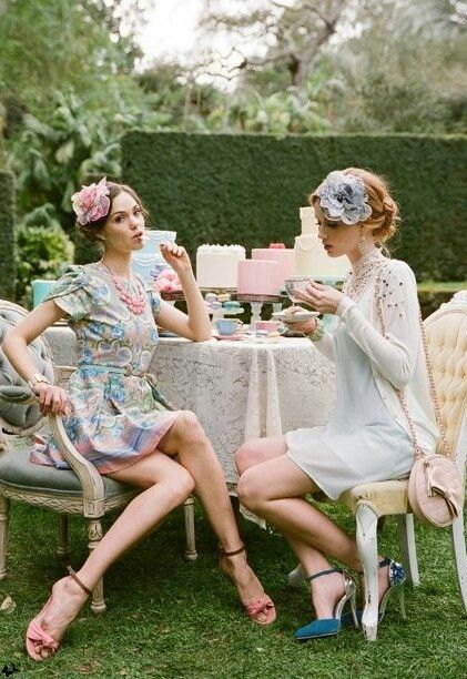 Tea garden party Tea Party Attire, English Tea Party, Mode Editorials, Spring Tea, Party Mode, Hippie Look, Vintage Tea Party, Tea Party Garden, Marie Antoinette