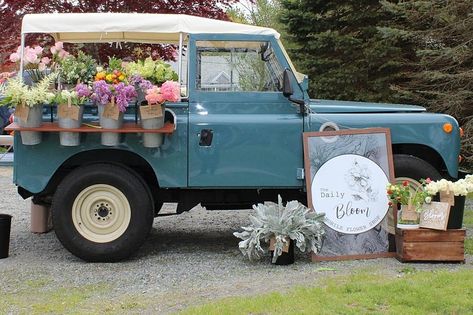 Flower Shop Inspiration, Mobile Flower Truck, Mobile Flower Cart, Horse Trailer Flower Shop, Farm Stand On Wheels, Flower Carts Display Ideas, Flower Truck Ideas, Flower Stand Ideas Farmers' Market, Flower Pop Up Shop