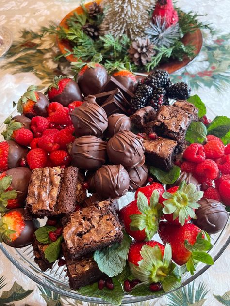 Delicious dessert tray with brownies, cake truffles, chocolate covered strawberries and fruit. Added some mint leaves, and pomegranate seeeds for decoration! Chocolate Covered Strawberries Platter, Fruit Chocolate Platter, Chocolate Covered Fruit Platter, Dessert Platter Ideas Party Trays, Dessert Trays For Party, Dessert Tray Ideas, Brownie Platter, Catering Sweets, Desert Tray