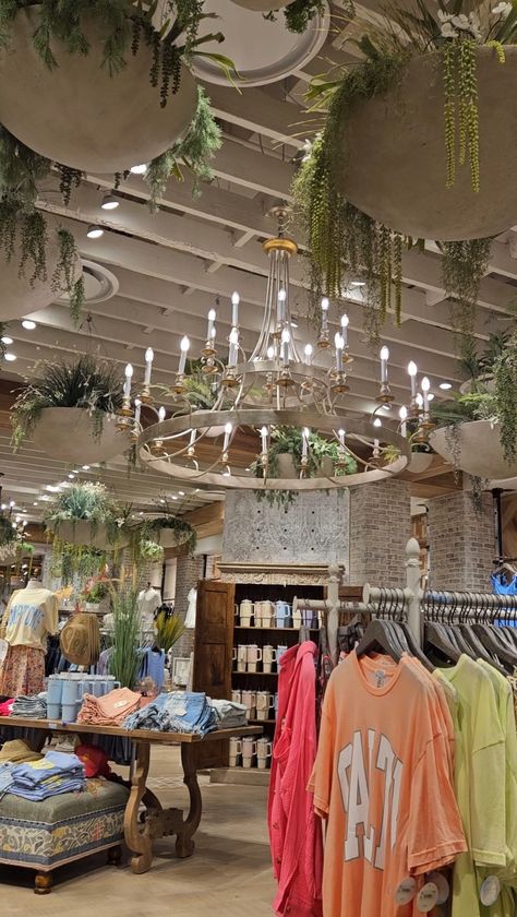 Clothing Store Lighting Ideas, Store Ceiling Ideas Retail, Boutique Store Aesthetic, Boutique Ceiling Design, Unique Boutique Displays, Boutique Sitting Area, Spa Boutique Ideas, Womens Boutique Decor, Boutique Esthetic