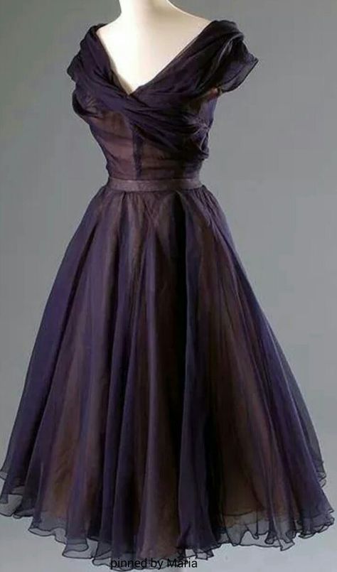 Christian Dior 1950 Dior 1950, Malfoy Family, Detail Couture, Mode Retro, Dior Dress, Look Retro, Fashion 1950s, Vintage Couture, 50s Dresses