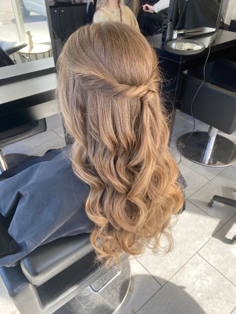 Prom Hairstyles With Barrettes, Fancy Hair Aesthetic, Hair Styles Grad, Prom Medium Length Hairstyles, Prom Hair For Thick Hair, Curly Down Prom Hairstyles, Princess Gown Hairstyles, Prom Hair From Front View, Prom Hairstyles From Front View