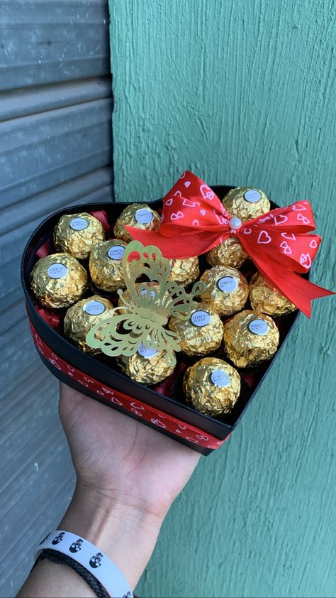 Caja con chocolates Bday Gift, Ferrero Rocher, Chocolates, Cricut, Gift Ideas, Candy, Gifts