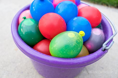 Sidewalk Chalk Water Bombs combine two of my kids favorite outside activities - sidewalk chalk and water balloons for a fun and colorful activity. Exploding Chalk, Daycare Games, Pool Party Gift, Outside Activities For Kids, Party Hostess Gifts, Kids Party Crafts, Homemade Chalk, Diy Shows, Outside Activities