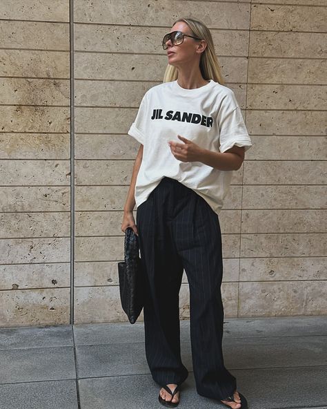 I’ve often said that I don’t like or wear big logos on my clothing. Well, as of today, I guess I’m not so credible anymore. 🫣 But Jil Sander is a different vibe 😅 What do you think, logos? Yes or no? Designer Tshirt Outfit, Jil Sander Outfit, Jil Sander T Shirt Outfit, Streetstyle Summer 2024, Minimal Casual Outfit, Fits Inspiration, What Should I Wear Today, Estilo Indie, Earthy Outfits