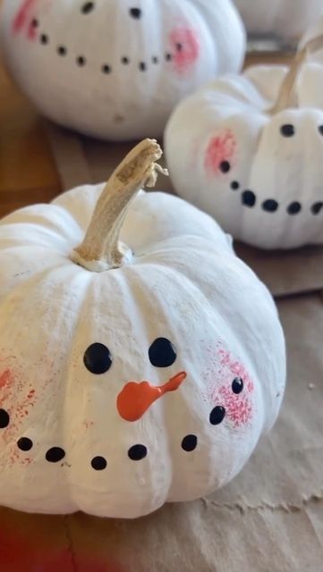 Mini Painting Pumpkin Ideas, Tiny Pumpkin Decorating Ideas, Santa Pumpkin Painted, Christmas Painted Pumpkins, Christmas Pumpkins Decoration Ideas, Snowman Pumpkin, Pumpkin Snowmen, Christmas Pumpkins, Leftover Pumpkin