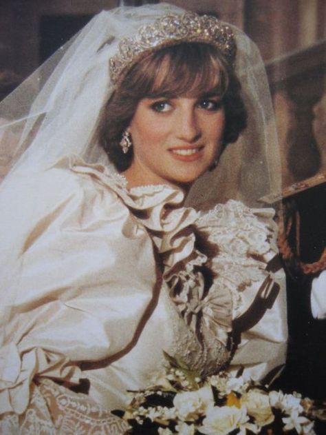 Princess Diana Biography, Diana Wedding Dress, Prințesa Diana, Putri Diana, Princess Diana Wedding, Wales Wedding, Prins William, 80s Celebrities, Diana Wedding