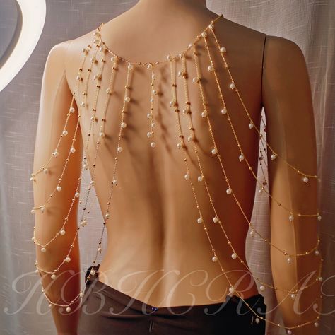 The pearl body chain is slender and light, making it non-restrictive when worn. The unique design brings out the luster of pearls.  Color: gold, silver, rose gold  Material: glass imitation pearl, hypoallergenic gold-plated copper chain  Size:  Necklace  : 56cm + 10cm extension chain  Pearl size: 6mm  Pearl size can be customized, and pearls of different sizes can be customized Bridal Body Jewelry, Pearl Cape, Body Chain Bra, Jóias Body Chains, Pearl Body Chain, Shoulder Jewelry, Gold Body Chain, Shoulder Necklace, Chain Bra