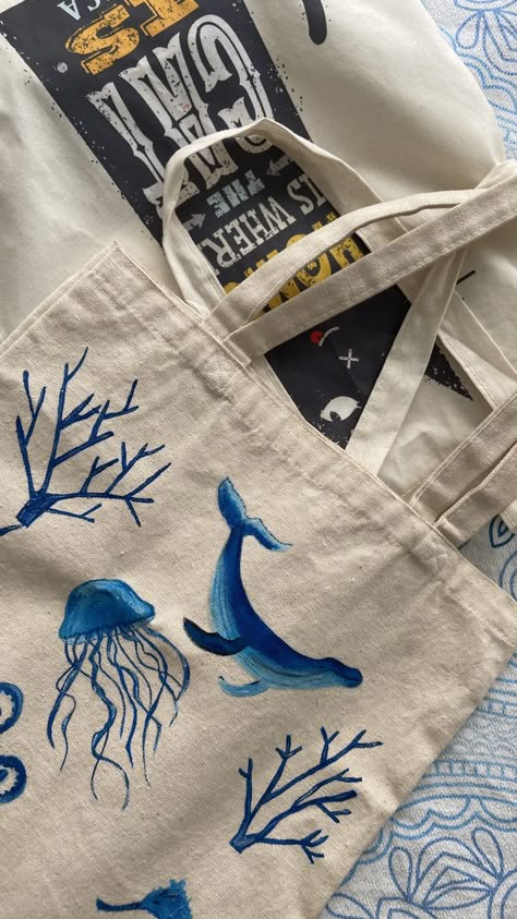 Beach Tote Bags Diy, Ocean Tote Bag, Creative Tote Bag, Handpainted Tote Bags, Tods Bag, Tote Bag Ideas, Bag Illustration, Sac Diy, Best Tote Bags