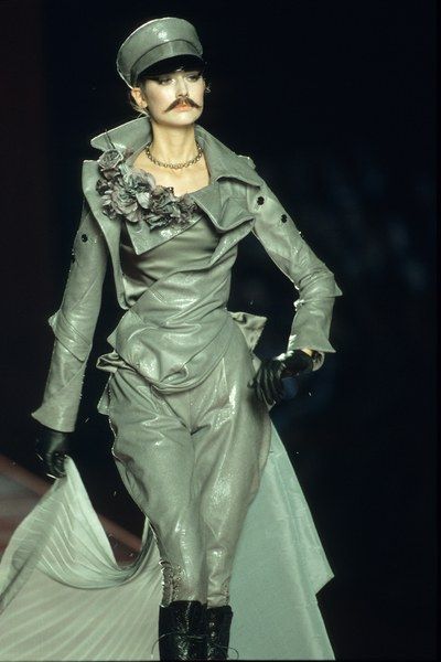 See the complete Christian Dior Fall 2000 Couture collection. Galliano Dior, Christian Dior Haute Couture, Leder Outfits, Dior Haute Couture, Christian Dior Couture, Dior Couture, John Galliano, Vogue Fashion, Fall Fashion Trends