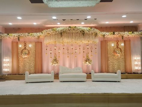 Simple Backdrops For Wedding, Marriage Hall Decoration Indian Simple, Indian Reception Stage Decoration Backdrops, Simple Wedding Stage Decorations, Shadi Decor, Marriage Hall Decoration, Decoration Marriage, Engagement Stage, Indian Wedding Stage