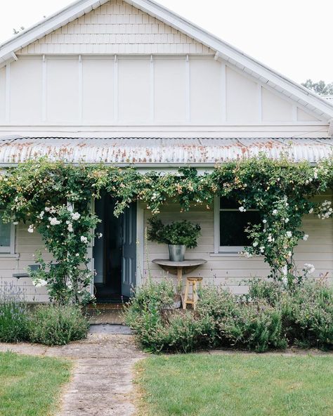 S I S T E R on Instagram: “Turning roses, turning seasons. ~ Photography @marniehawson Location @the_estate_trentham For @countrystylemag ~ #aseasonalshift…” Tiny Porch, Verandah Ideas, Weatherboard Cottage, Farmhouse Exteriors, Front Of A House, Country Style Magazine, Weatherboard House, Homestead House, Homes Exterior