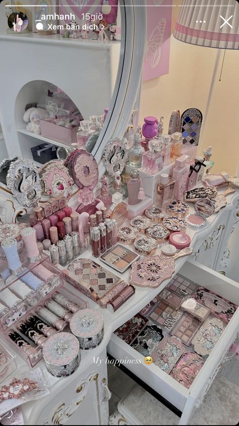 Preppy Vanity, Koleksi Makeup, Penyimpanan Makeup, Makeup Beauty Room, Makeup Collection Goals, Alat Makeup, Beauty Aesthetic, Gloss À Lèvres, Girly Room